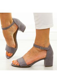 Szare sandały damskie, buty Filippo Ds787. Kolor: szary. Materiał: zamsz. Obcas: na obcasie. Styl: klasyczny. Wysokość obcasa: średni