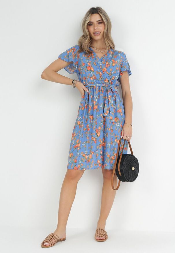 Born2be - Niebieska Sukienka Midi z Wiskozy z Gumką w Talii i Krótkim Rękawem Jodys. Kolor: niebieski. Materiał: wiskoza. Długość rękawa: krótki rękaw. Długość: midi