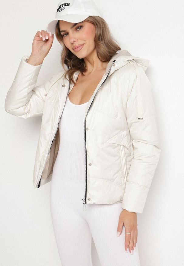 Born2be - Jasnobeżowa Casualowa Kurtka z Kapturem i Ozdobnymi Sznurkami Evialinae. Okazja: na co dzień. Typ kołnierza: kaptur. Kolor: beżowy. Materiał: jeans, poliester. Styl: casual