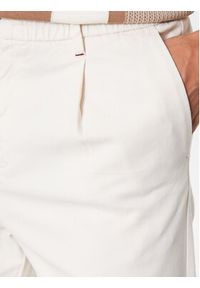 Guess Spodnie materiałowe M3YB28 WFIN3 Biały Slim Fit. Kolor: biały. Materiał: bawełna #3