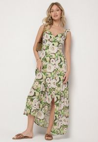 Born2be - Zielona Rozkloszowana Sukienka z Wiskozy w Kwiatowym Wzór Redeelle. Okazja: na co dzień. Kolor: zielony. Materiał: wiskoza. Wzór: kwiaty. Typ sukienki: rozkloszowane. Styl: casual, elegancki #4