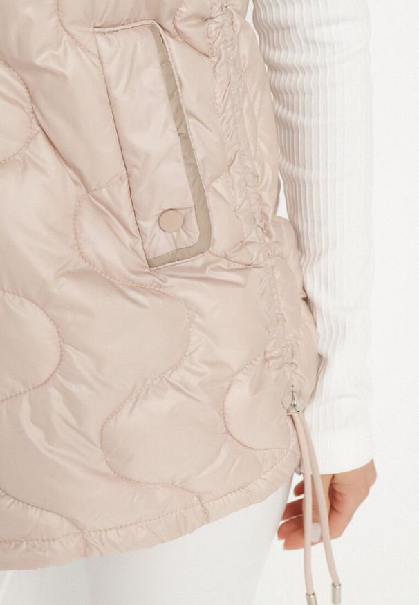 Born2be - Różowa Kamizelka Pikowana z Odpinanym Kapturem Vilzeki. Okazja: na co dzień. Kolor: różowy. Materiał: jeans. Styl: elegancki, casual, klasyczny