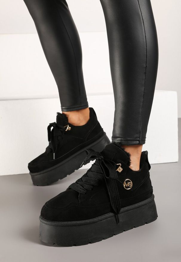 Renee - Czarne Sneakersy z Ekozamszu na Grubej Podeszwie Wyściełane Futerkiem Senavel. Okazja: na spacer. Zapięcie: sznurówki. Kolor: czarny. Materiał: futro. Sezon: jesień. Sport: turystyka piesza