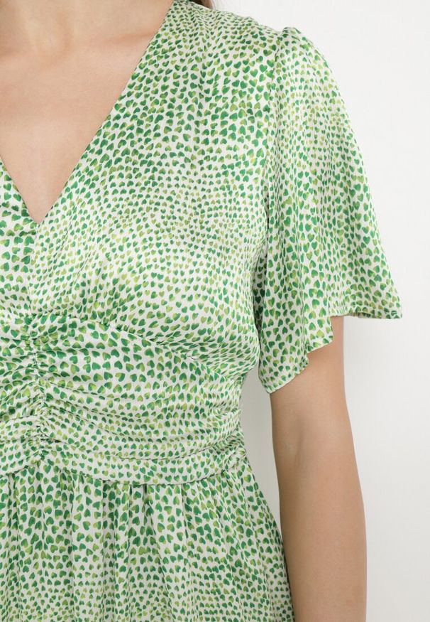 Born2be - Zielona Sukienka Rozkloszowana z Dekoltem w V Mini Tallae. Okazja: na co dzień. Typ kołnierza: dekolt w kształcie V. Kolor: zielony. Długość rękawa: krótki rękaw. Wzór: aplikacja. Styl: wizytowy, casual, klasyczny, elegancki. Długość: mini