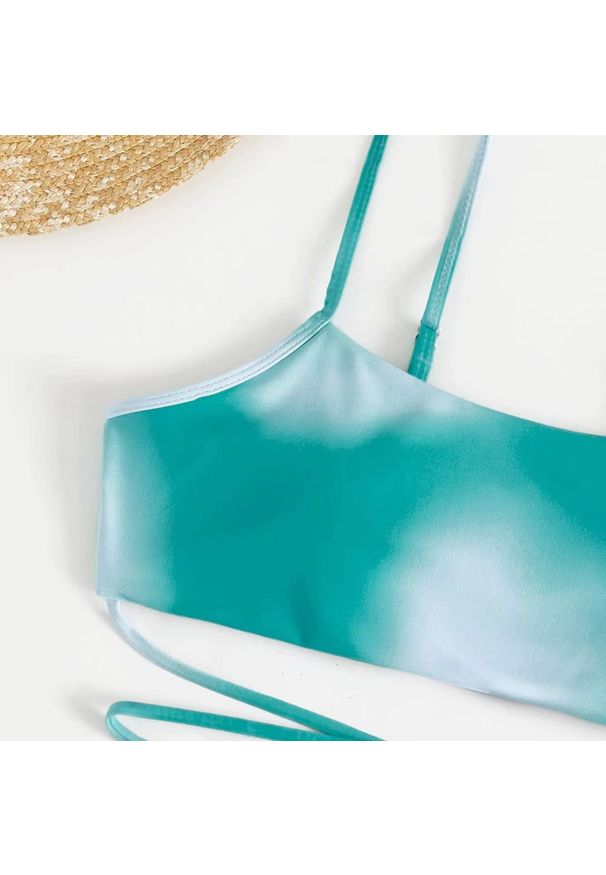 Intica - Komplet bikini z pareo na plażę i basen Eufrasia. Kolor: zielony. Materiał: materiał