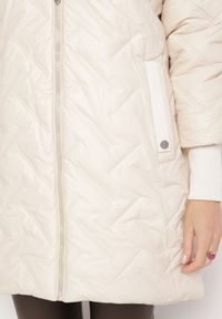 Born2be - Jasnobeżowa Pikowana Kurtka z Odpinanym Kapturem i Futerkiem Ozdobiona Ściągaczami Ellonaria. Okazja: na co dzień, na spacer. Kolor: beżowy. Materiał: futro. Wzór: aplikacja. Sezon: zima. Styl: casual, elegancki #6