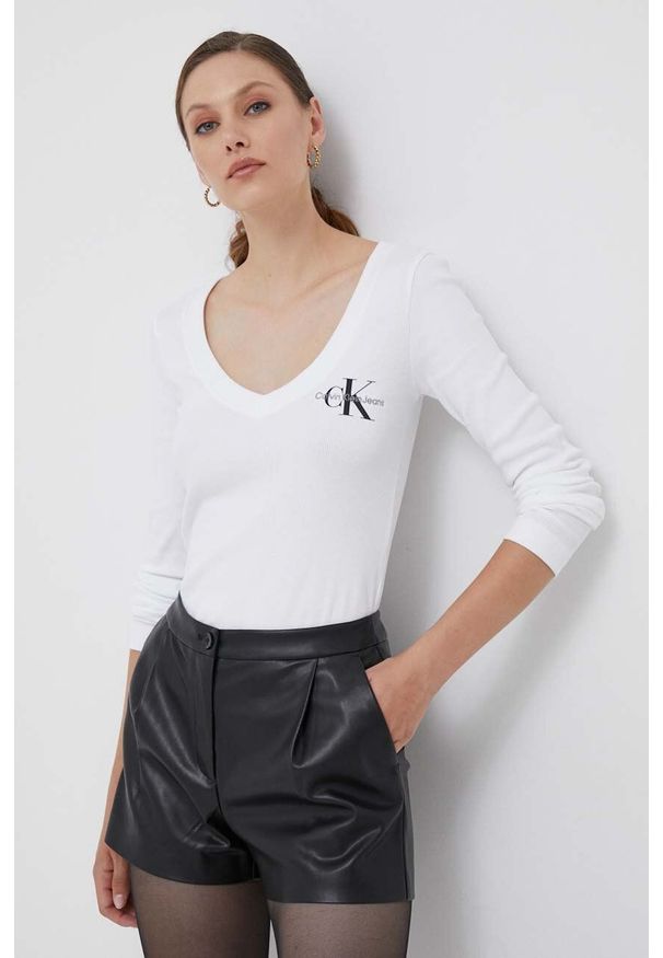 Calvin Klein Jeans longsleeve damski kolor biały. Kolor: beżowy. Długość rękawa: długi rękaw. Długość: długie. Wzór: aplikacja