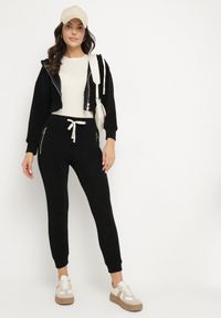 Born2be - Czarny Bawełniany Komplet Dresowy Bluza z Kapturem i Spodnie ze Sznurkiem Hariven. Kolor: czarny. Materiał: dresówka, bawełna. Sport: turystyka piesza #7