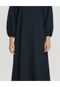 ANIA KUCZYŃSKA - Granatowa sukienka Monaca Notte. Kolor: niebieski. Materiał: bawełna. Typ sukienki: koszulowe, rozkloszowane. Długość: midi #4