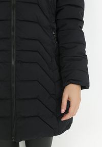 Born2be - Czarna Kurtka Do Kolan z Kapturem i Pikowaniem Sagi. Typ kołnierza: kaptur. Kolor: czarny. Materiał: futro. Długość: do kolan. Wzór: aplikacja #3