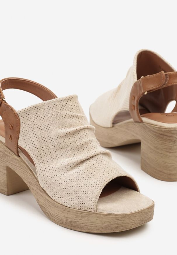 Born2be - Beżowe Sandały Drewniaki na Słupku z Marszczoną Cholewką Griane. Okazja: na co dzień. Kolor: beżowy. Wzór: kwiaty. Sezon: lato. Obcas: na słupku. Styl: casual, elegancki. Wysokość obcasa: średni