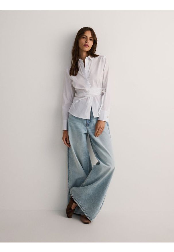 Reserved - Koszula z ozdobnym wiązaniem - biały. Kolor: biały. Materiał: bawełna, tkanina