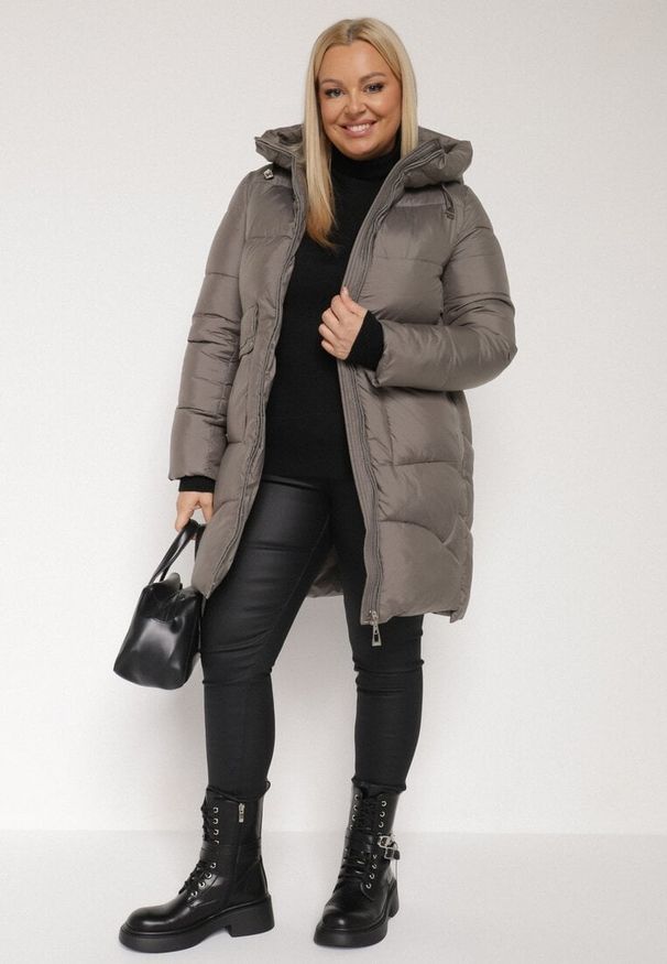 Born2be - Szara Długa Pikowana Kurtka z Nieodpinanym Kapturem Mevessia. Okazja: na co dzień. Kolor: szary. Materiał: jeans. Długość: długie. Styl: klasyczny, casual, elegancki