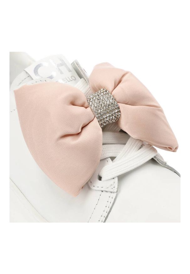 CheBello - Białe Sneakersy Chebello Wygodne Obuwie Damskie Z Kokardą. Kolor: biały. Materiał: nubuk