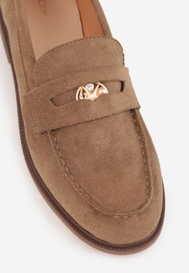 Renee - Ciemnobeżowe Mokasyny VICES ze Skórzaną Wkładką i Metaliczną Ozdobą Sereisana. Nosek buta: okrągły. Kolor: beżowy. Materiał: skóra. Wzór: aplikacja. Obcas: na obcasie. Wysokość obcasa: niski