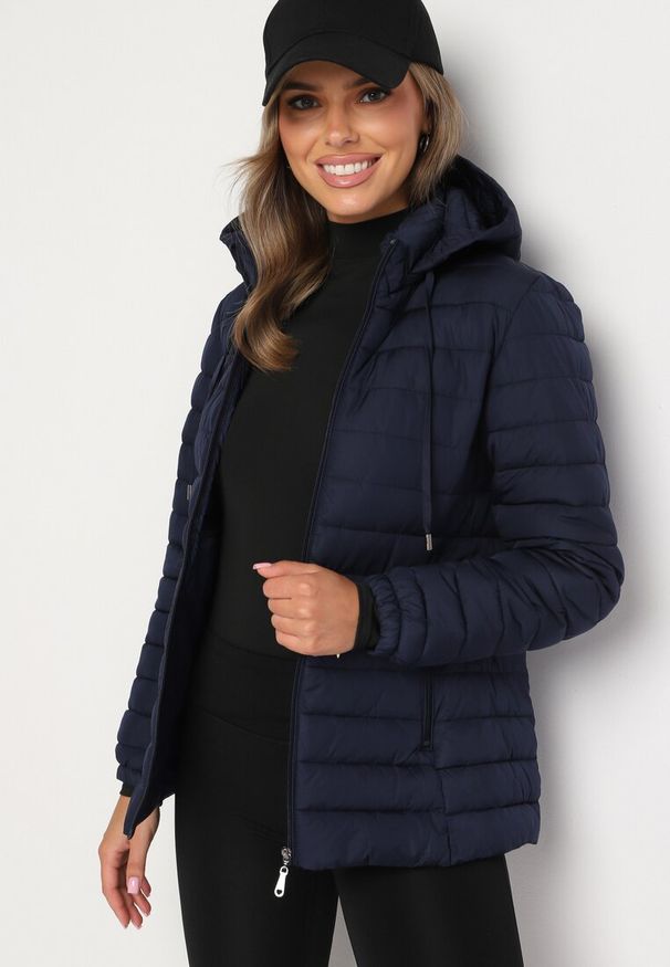 Born2be - Granatowa Pikowana Kurtka z Kapturem i Sznurkami Miviana. Okazja: na spacer. Typ kołnierza: kaptur. Kolor: niebieski. Materiał: jeans. Długość rękawa: długi rękaw. Długość: długie