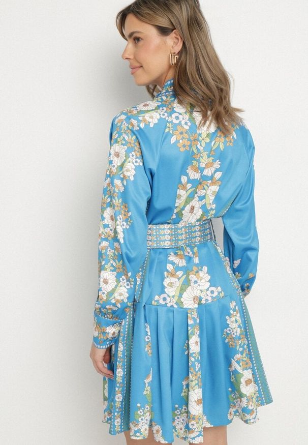 Born2be - Niebieska Sukienka Koszulowa w Kwiatowy Wzór z Bufiastymi Rękawami i Paskiem Aladira. Okazja: na co dzień. Kolor: niebieski. Wzór: kwiaty. Typ sukienki: koszulowe. Styl: elegancki, casual