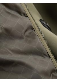 Ombre Clothing - Kurtka bomberka męska z pikowanym wzorem – ciemnooliwkowa V3. Typ kołnierza: kołnierzyk stójkowy. Kolor: oliwkowy. Materiał: syntetyk, poliester, materiał. Wzór: aplikacja, nadruk. Styl: sportowy, elegancki #8