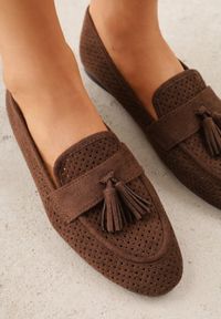 Renee - Ciemnobrązowe Mokasyny VICES z Ażurową Cholewką i Frędzlami Hyrilea. Okazja: na co dzień. Kolor: brązowy. Materiał: jeans. Szerokość cholewki: normalna. Wzór: ażurowy. Styl: casual, street, boho #5