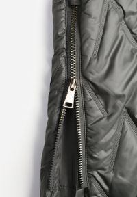 Born2be - Zielona Pikowana Kamizelka o Długim Kroju z Nieodpinanym Kapturem w Romby Dephice. Okazja: na co dzień. Typ kołnierza: kaptur. Kolor: zielony. Materiał: jeans, materiał. Długość: długie. Styl: casual, elegancki #3