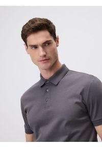 Reserved - Polo slim z bawełny pima - ciemnoszary. Typ kołnierza: polo. Kolor: szary. Materiał: bawełna