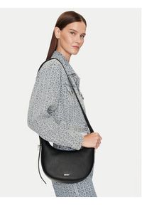 DKNY Torebka Bleeker Crossbody R41EKC51 Czarny. Kolor: czarny. Materiał: skórzane