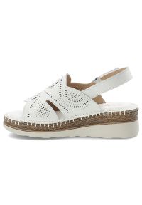 Sandały damskie S.Barski, cholewka ze skóry naturalnej licowej z perforacją z zapięciem na rzep, białe, GR61-5916. Zapięcie: rzepy. Kolor: biały. Materiał: skóra #6