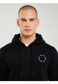 Big-Star - Bluza męska z kapturem czarna Ajron 906/ Kersyn 906. Okazja: na co dzień, na spacer. Typ kołnierza: kaptur. Kolor: czarny. Materiał: dresówka, jeans, materiał. Długość rękawa: długi rękaw. Długość: długie. Styl: sportowy, wakacyjny, elegancki, casual