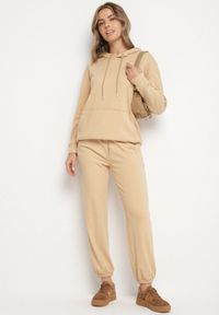 Born2be - Ciemnobeżowy Komplet Dresowy Bluza z Kapturem i Kangurową Kieszenią i Spodnie Liriela. Kolor: beżowy. Materiał: dresówka #2
