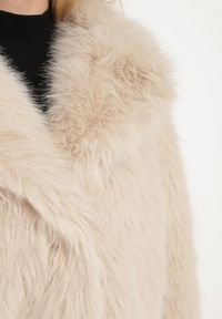 Born2be - Beżowa Futerkowa Kurtka o Krótkim Kroju z Eleganckim Kołnierzem Tazamisa. Okazja: na co dzień. Kolor: beżowy. Materiał: jeans. Długość: krótkie. Styl: elegancki #7