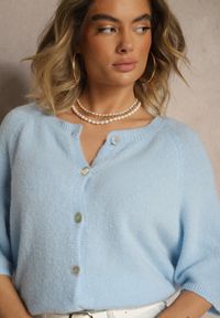 Renee - Jasnoniebieski Kardigan z Rękawem 3/4 z Dodatkiem Wełny Iffarisse. Okazja: na spotkanie biznesowe, na co dzień. Kolor: niebieski. Materiał: wełna. Styl: casual, elegancki, biznesowy