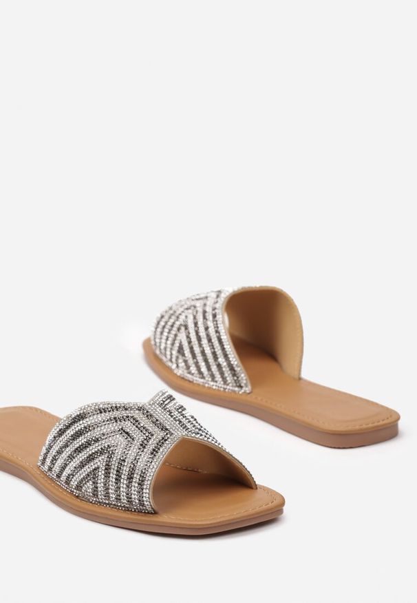 Renee - Srebrne Klapki z Ekoskóry Zdobione Cyrkoniami Marisanda. Okazja: na plażę, na spacer, na co dzień. Kolor: srebrny. Materiał: jeans. Wzór: aplikacja. Sezon: lato. Obcas: na płaskiej podeszwie. Styl: casual