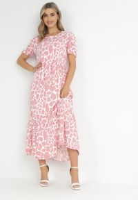 Born2be - Różowa Rozkloszowana Sukienka Maxi z Falbanką na Dole Zeanna. Kolor: różowy. Długość rękawa: krótki rękaw. Sezon: wiosna, lato. Styl: klasyczny. Długość: maxi #1