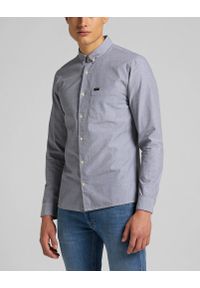 Lee - MĘSKA KOSZULA MATERIAŁOWA LEE SLIM BUTTON DOWN CLOUDBURST GREY L66XNFJE. Typ kołnierza: button down. Materiał: materiał