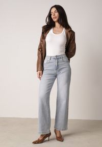 Born2be - Jasnoniebieskie Szerokie Jeansy z Bawełną o Prostym Kroju z Wysokim Stanem Miovera. Okazja: na co dzień. Stan: podwyższony. Kolor: niebieski. Wzór: koronka. Styl: casual, klasyczny, elegancki #1