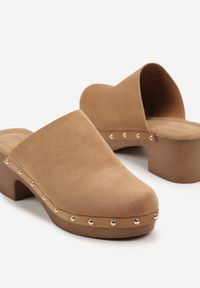 Born2be - Brązowe Klapki Mule w Stylu Drewniaków z Nitami na Słupkowym Obcasie Glerra. Nosek buta: okrągły. Kolor: brązowy. Sezon: lato. Obcas: na obcasie. Styl: klasyczny. Wysokość obcasa: średni #4