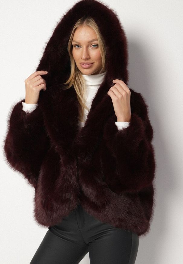 Born2be - Bordowa Kurtka Futerko Oversize z Kapturem Unillea. Okazja: na co dzień. Typ kołnierza: kaptur. Kolor: czerwony. Materiał: futro. Styl: elegancki, casual