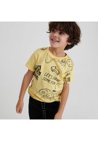 Reserved - Bawełniany t-shirt z nadrukiem - Żółty. Kolor: żółty. Materiał: bawełna. Wzór: nadruk