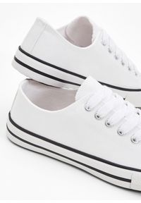 bonprix - Sneakersy z bawełnianej kanwy. Kolor: biały. Materiał: bawełna #2