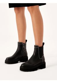 Kazar - Czarne botki z białymi szwami. Okazja: na co dzień. Zapięcie: zamek. Kolor: czarny. Materiał: tkanina, skóra. Szerokość cholewki: normalna. Styl: casual #2