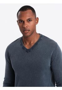 Ombre Clothing - Washowany sweter męski z dekoltem w serek - granatowy V2 - Rozmiar: XL. Typ kołnierza: dekolt w serek. Kolor: niebieski. Materiał: bawełna #4
