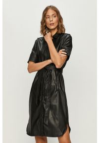 Vero Moda - Sukienka. Kolor: czarny. Długość rękawa: krótki rękaw. Typ sukienki: rozkloszowane #1