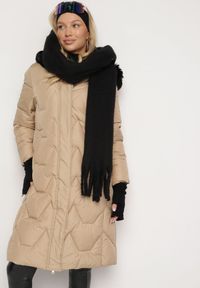 Born2be - Beżowa Pikowana Kurtka o Długim Kroju z Kapturem Kieszeniami i Odpinanym Futerkiem Liliraeth. Okazja: na co dzień, na spacer. Typ kołnierza: kaptur. Kolor: beżowy. Materiał: futro. Długość rękawa: długi rękaw. Długość: długie. Wzór: aplikacja. Styl: casual, elegancki #4