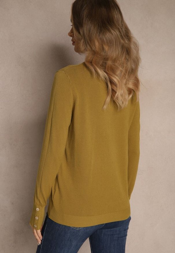 Renee - Zielony Golf o Dopasowanym Kroju Zdobiony Minimalistycznymi Aplikacjami Unissa. Okazja: na spacer. Typ kołnierza: golf. Kolor: zielony. Materiał: jeans. Wzór: aplikacja. Styl: klasyczny, elegancki