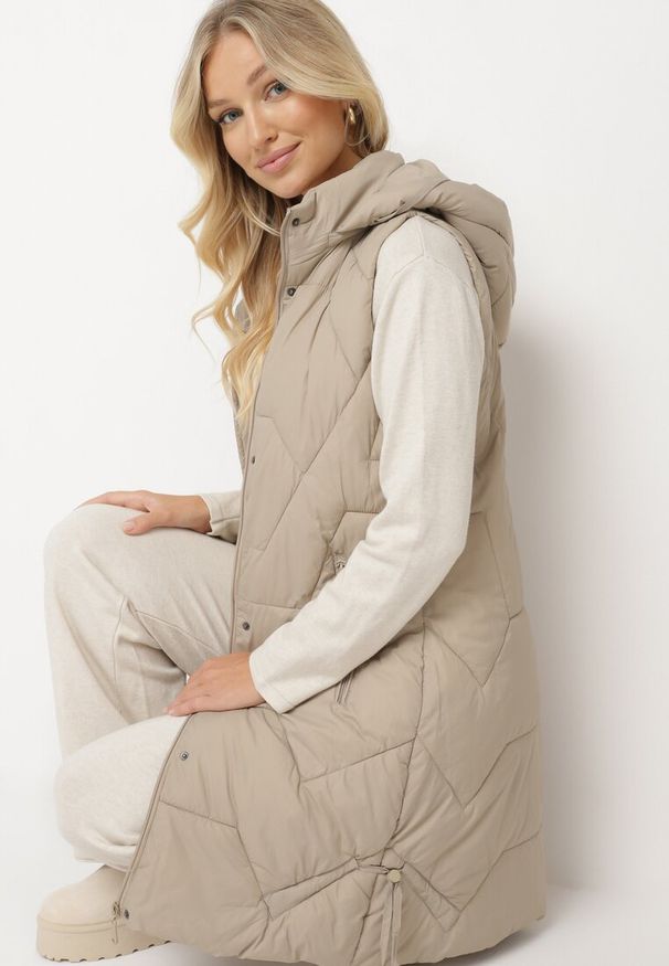 Born2be - Ciemnobeżowa Pikowana Kamizelka z Odpinanym Kapturem i Ściągaczami Lorianvia. Okazja: na spacer, na co dzień. Kolor: beżowy. Materiał: jeans. Styl: casual, elegancki, sportowy