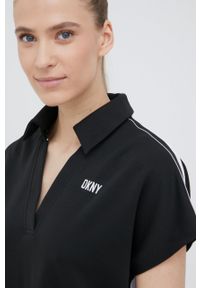 DKNY - Dkny sukienka DP2D4570 kolor czarny mini prosta. Okazja: na co dzień. Kolor: czarny. Długość rękawa: krótki rękaw. Wzór: aplikacja. Typ sukienki: proste. Styl: casual. Długość: mini #2