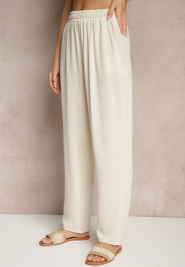 Renee - Jasnobeżowe Spodnie z Bawełną o Szerokim Kroju High Waist Fanelithia. Okazja: na co dzień. Stan: podwyższony. Kolor: beżowy. Materiał: bawełna. Styl: casual