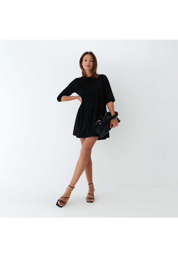 Mohito - Elegancka sukienka mini o swobodnym kroju - Czarny. Kolor: czarny. Styl: elegancki. Długość: mini