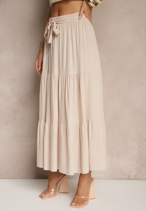 Renee - Beżowa SRozkloszowana Spódnica Maxi z Wiskozy z Materiałowymi Paskami Wintelis. Okazja: na spotkanie biznesowe, na imprezę, na co dzień. Kolor: beżowy. Materiał: wiskoza, materiał. Wzór: kolorowy, paski. Sezon: lato. Styl: elegancki, casual, wakacyjny, biznesowy