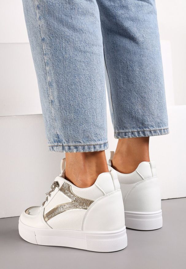 Born2be - Biało-Złote Sneakersy na Ukrytym Koturnie Ozdobione Cyrkoniami Maatisa. Kolor: biały. Wzór: aplikacja. Obcas: na koturnie